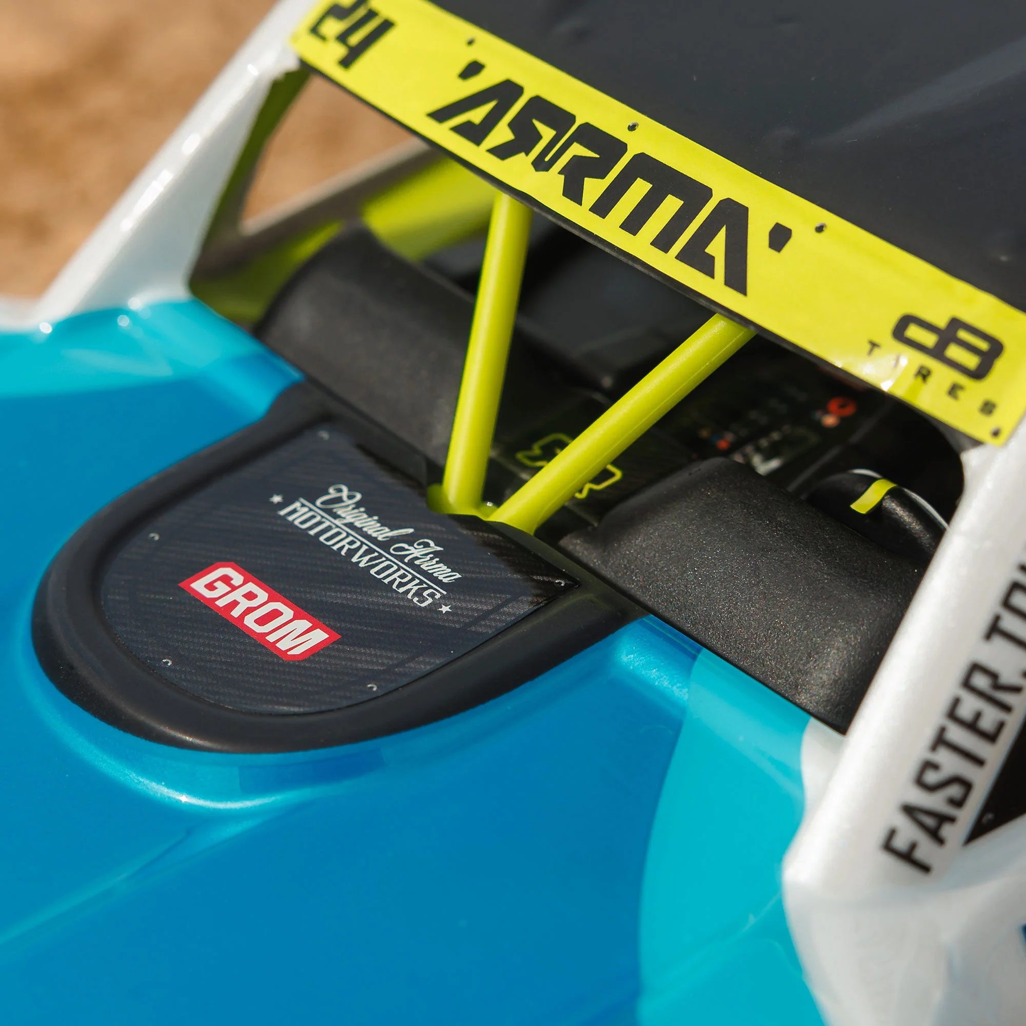 Arrma Mojave Grom Mega 1/16 380 4X4 Desert Truck RTR blanc/bleu ARA2104T2 - Image 10