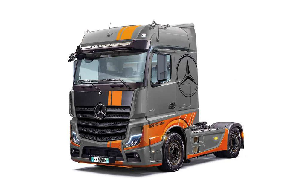 Maquette camion MB Actros MP4 Big Space Grand prix 1/24 - Italeri 3968 - Image 3