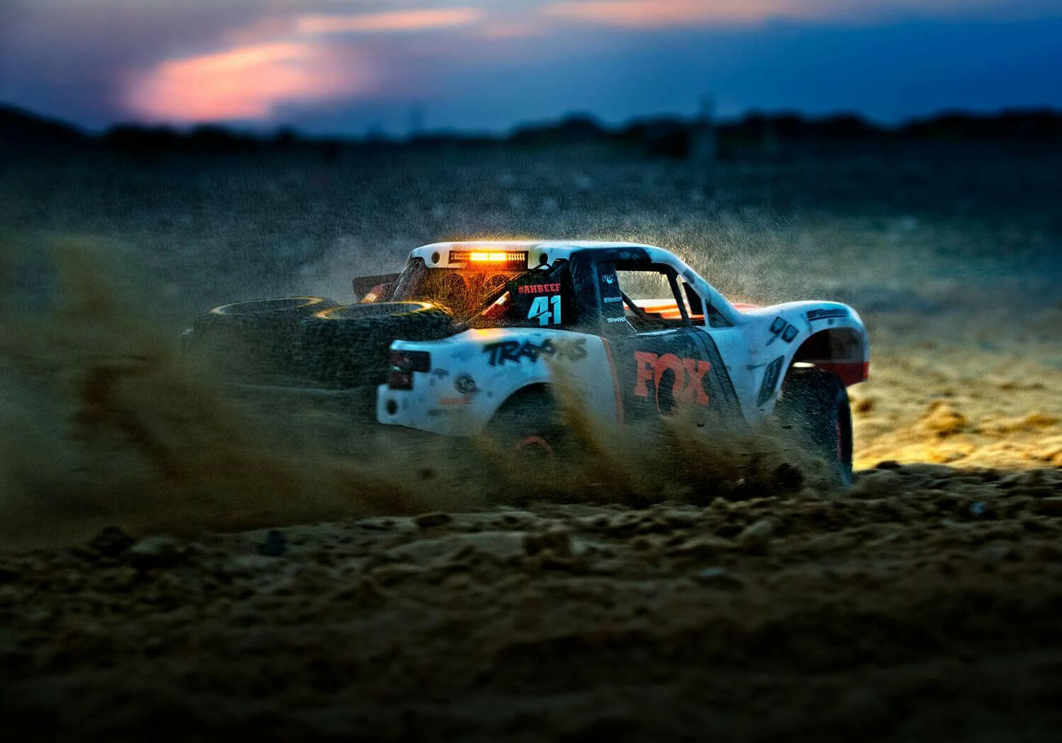 Traxxas 8485 Kit Leds + Alimentation amplificateur pour l'UDR - Image 10